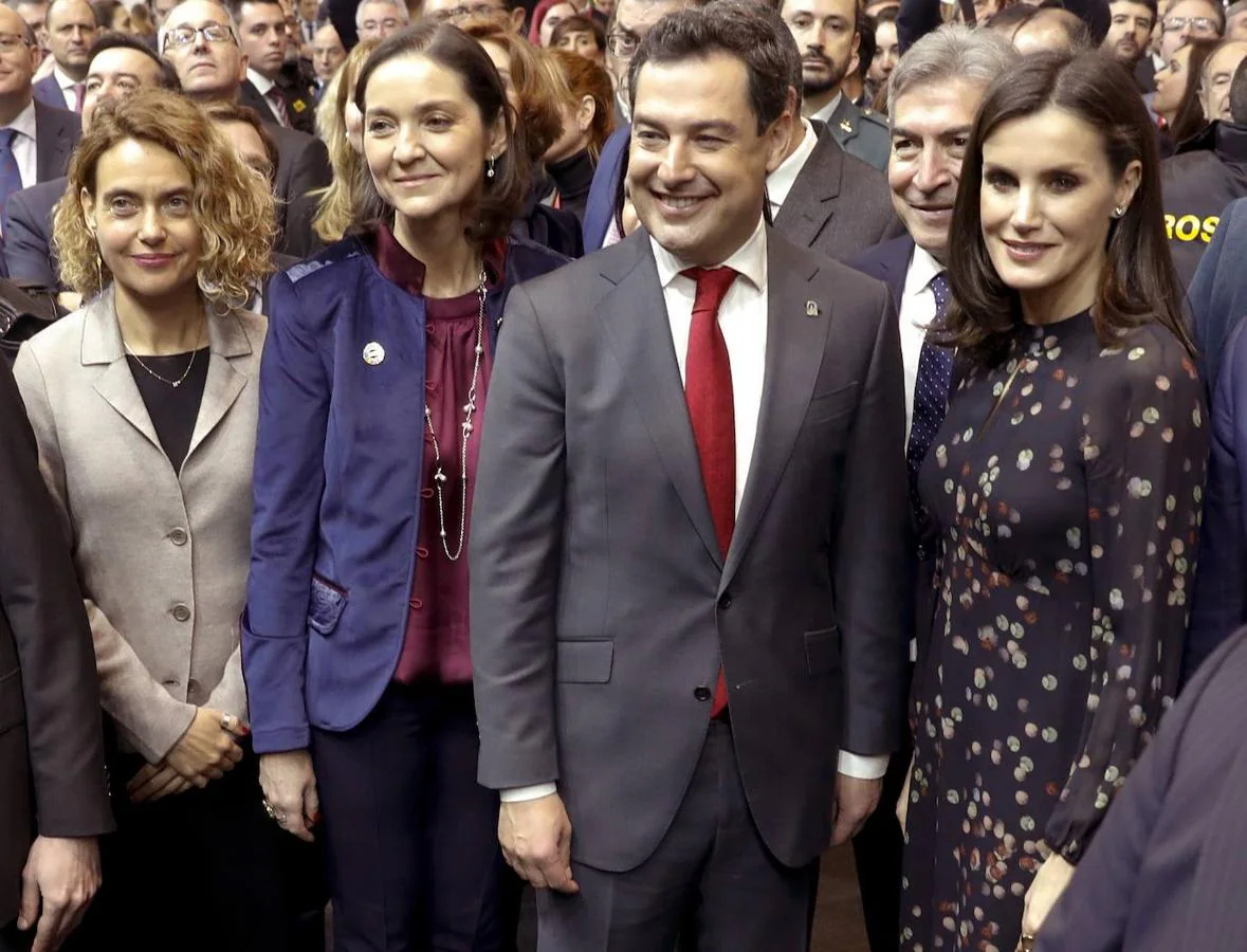 Junto al presidente andaluz, Juan Manuel Moreno, la ministra Reyes Maroto y la presidenta del Congreso, Meritxell Batet. 