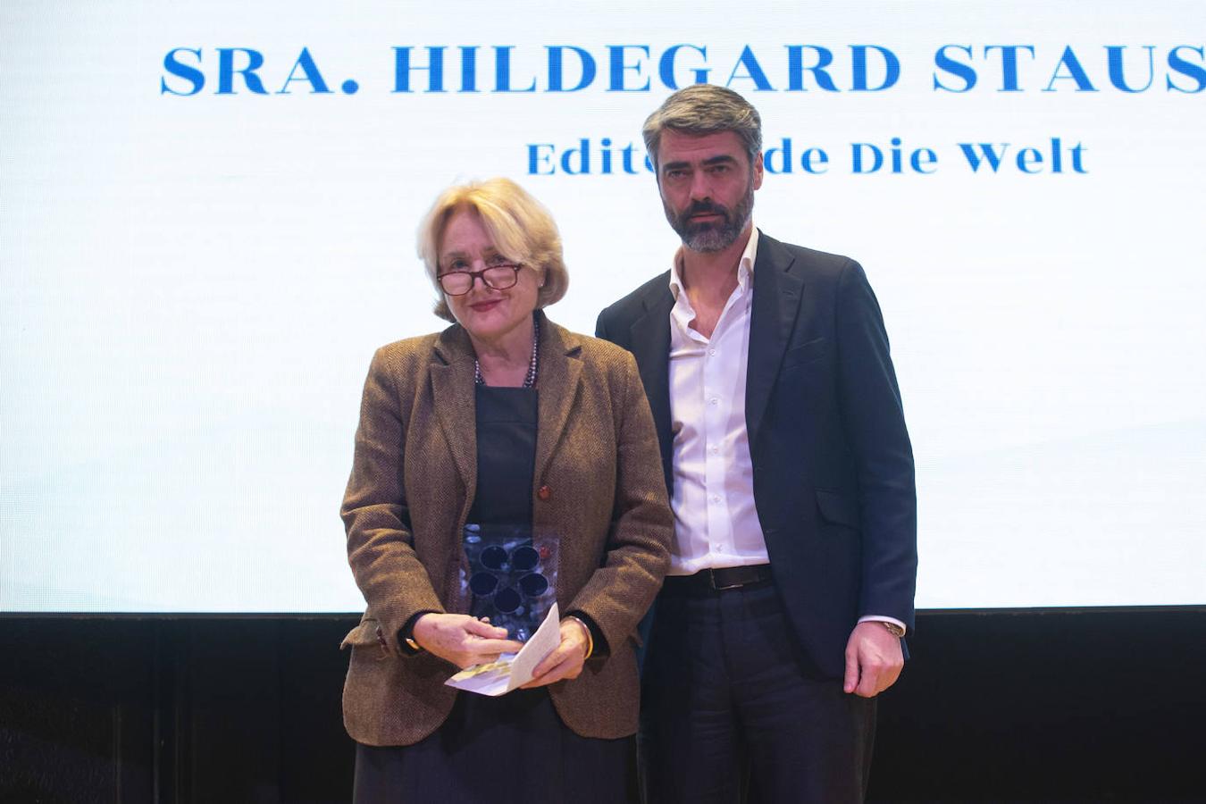 El consejero delegado de Vocento, Luis Enríquez, entregó el premio a Hildegard Stausberg, editora de Die Welt. 