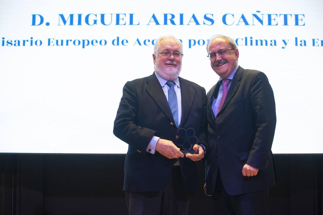 Miguel Arias Cañete, hasta el año pasado Comisario Europeo de Acción por el Clima y la Energía, recibió el premio de manos de Luis Romero-Requena, Director General del Servicio Legal de la Comisión Europea. 