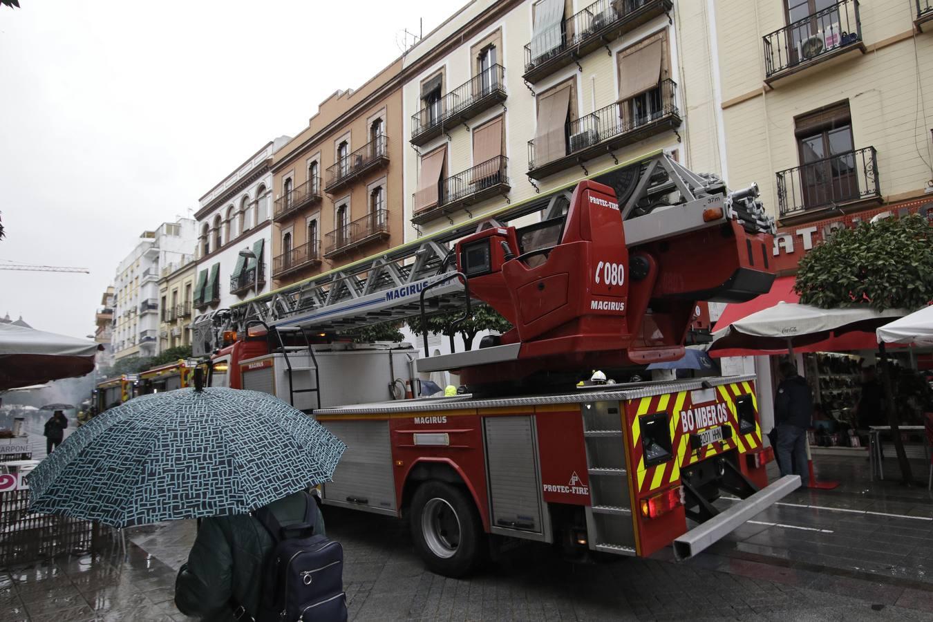 Incendio en la churrería Kukuchurro de la calle San Jacinto de Sevilla, en imágenes