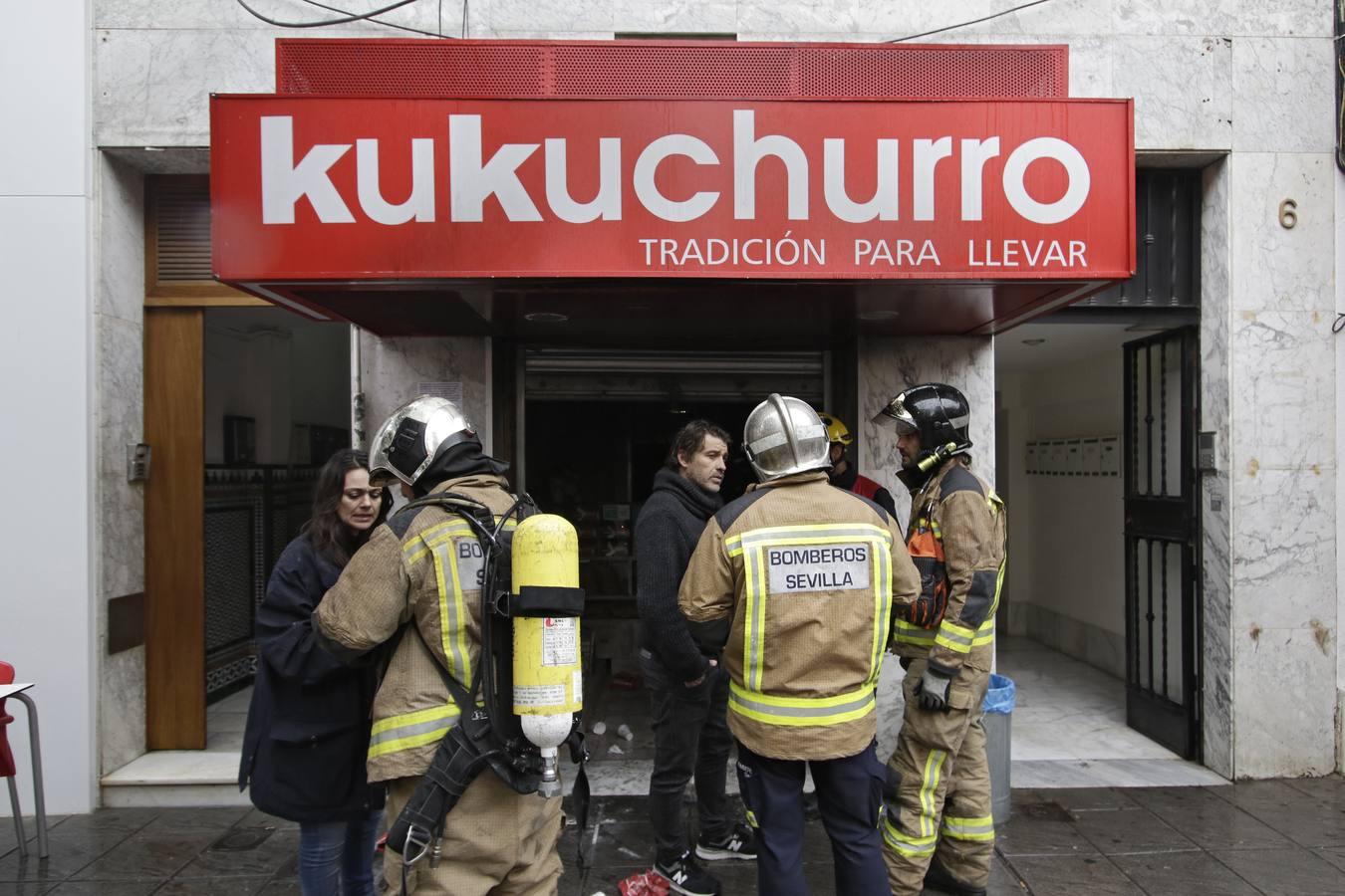 Incendio en la churrería Kukuchurro de la calle San Jacinto de Sevilla, en imágenes