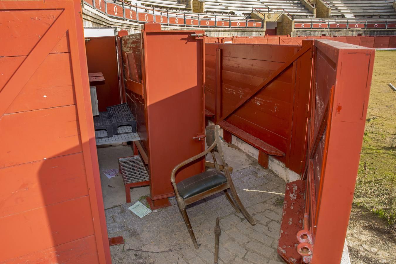 En imágenes, el expolio y el vandalismo arruinan la plaza de toros de Espartinas