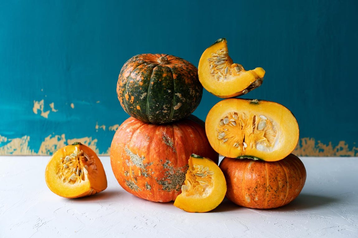 Calabaza. Si la vas a congelar, quítale la piel y córtala en daditos. A la hora de meterlos en congelador, ponlos sobre una bandeja para que no se peguen entre ellos. cuando ya están congelados, guárdalos en un recipiente y coge la cantidad que desees cada vez que vayas a hacer uso de ellos.
