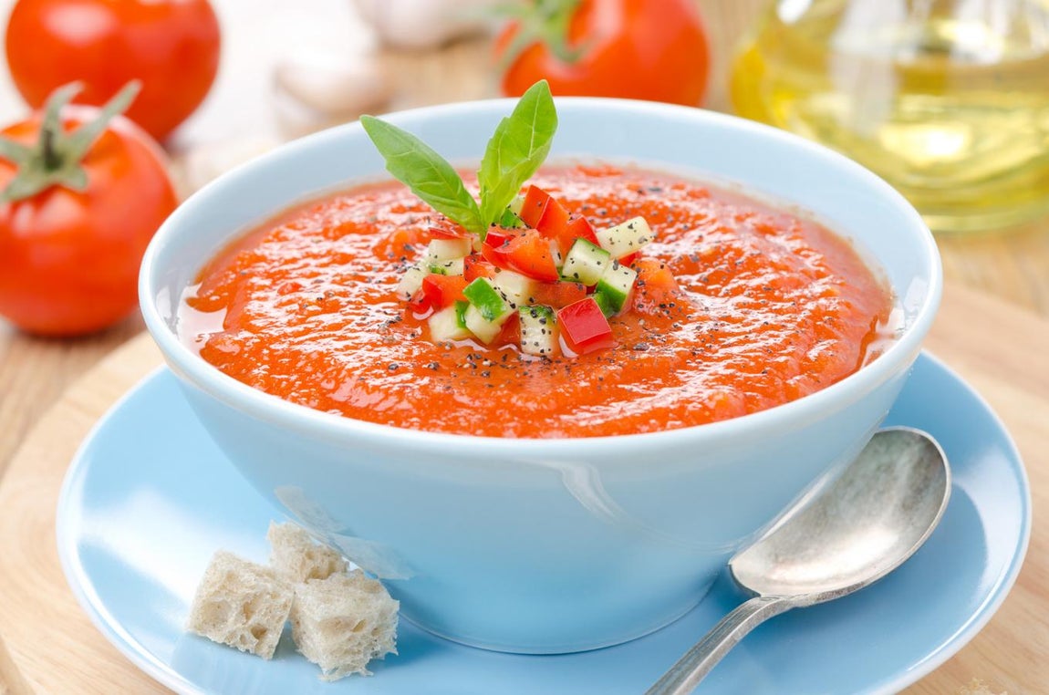 Gazpacho. ¿Quién no ha congelado gazpacho en verano? Al igual que una sopa o una crema de verduras, el gazpacho puede estar en el congelador, solo hay que tener en cuenta que muy probablemente cuando lo descongeles, tengas que volver a batirlo por si han quedado grumos.
