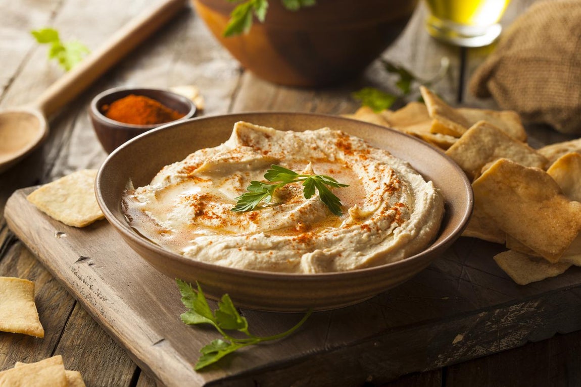 Hummus. Este alimento no puede permanecer en el congelador más de cuatro meses. Así que cuando vayas a congelarlo recuerda echarle un chorrito de aceite de oliva para que no se seque cuando vuelva a su estado.
