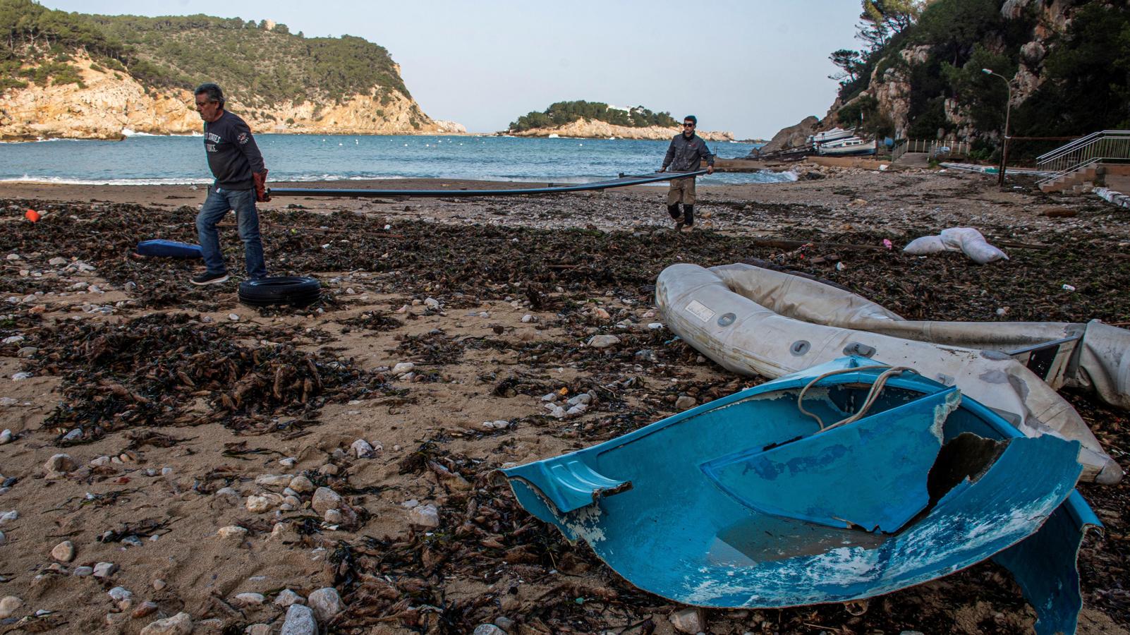 Las tareas de limpieza en las playas ibicencas, como en la de San Miguel durarán varios días