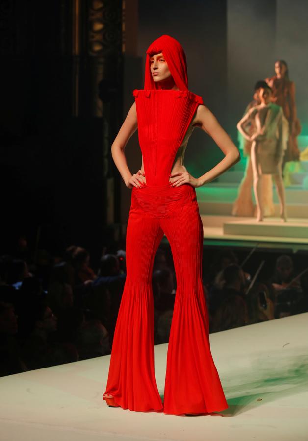 Desde las butacas del teatro, la lista de figuras de la industria que acudieron para rendir homenaje al creador parecía no acabar: desde Anne Wintour, Carla Bruni, Inès de la Fressange, Laetitia Casta, Eva Herzigová a Andrés Velencoso o los diseñadores Isabel Marant, Clare Waight Keller y Nicolas Ghesquière. 