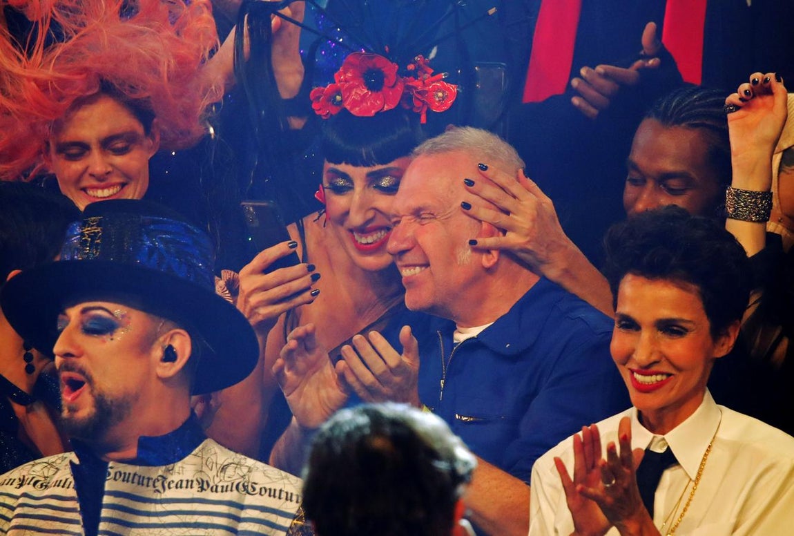 Desde las butacas del teatro, la lista de figuras de la industria que acudieron para rendir homenaje al creador parecía no acabar: desde Anne Wintour, Carla Bruni, Inès de la Fressange, Laetitia Casta, Eva Herzigová a Andrés Velencoso o los diseñadores Isabel Marant, Clare Waight Keller y Nicolas Ghesquière. 