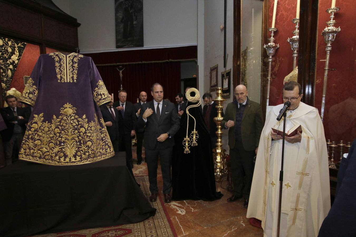 En imágenes, la hermandad del Gran Poder presenta la túnica de su cuarto centenario