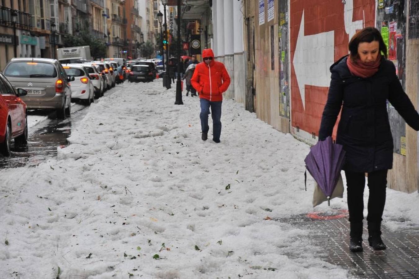 En imágenes, una intensa granizada cae sobre las calles de Málaga