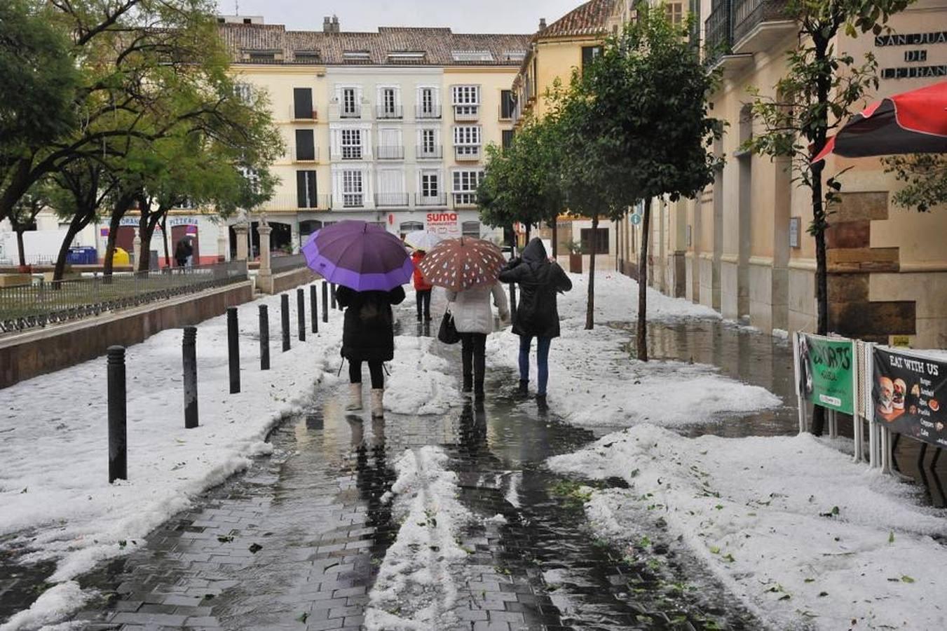 En imágenes, una intensa granizada cae sobre las calles de Málaga