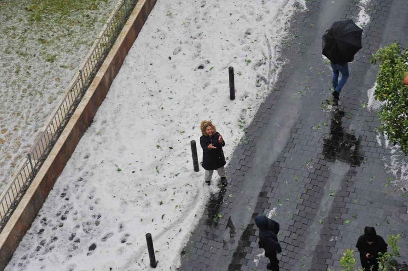 En imágenes, una intensa granizada cae sobre las calles de Málaga