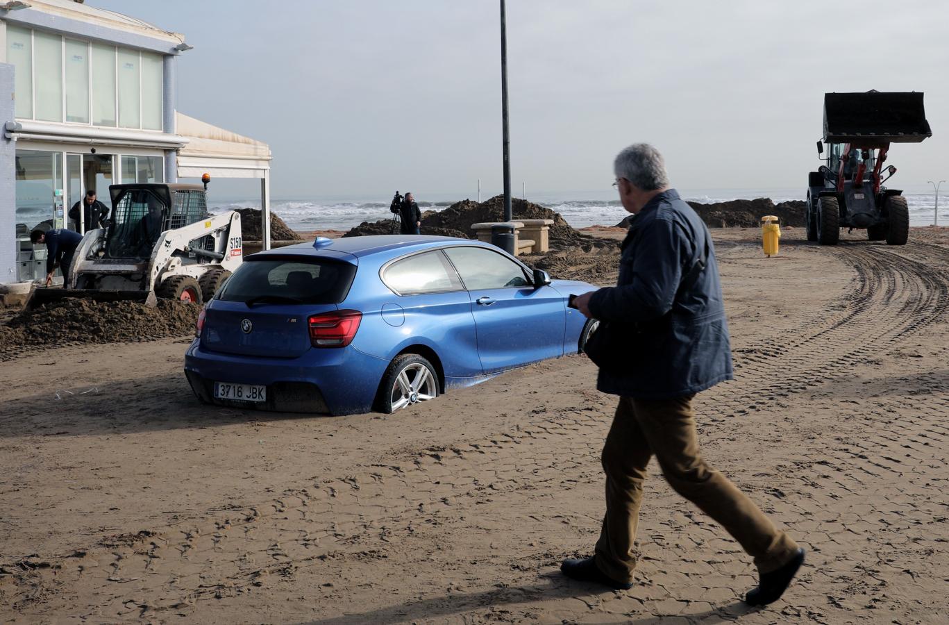 El paseo marítimo de la playa valenciana de La Malvarrosa ha desaparecido y ha arrastrado a un coche