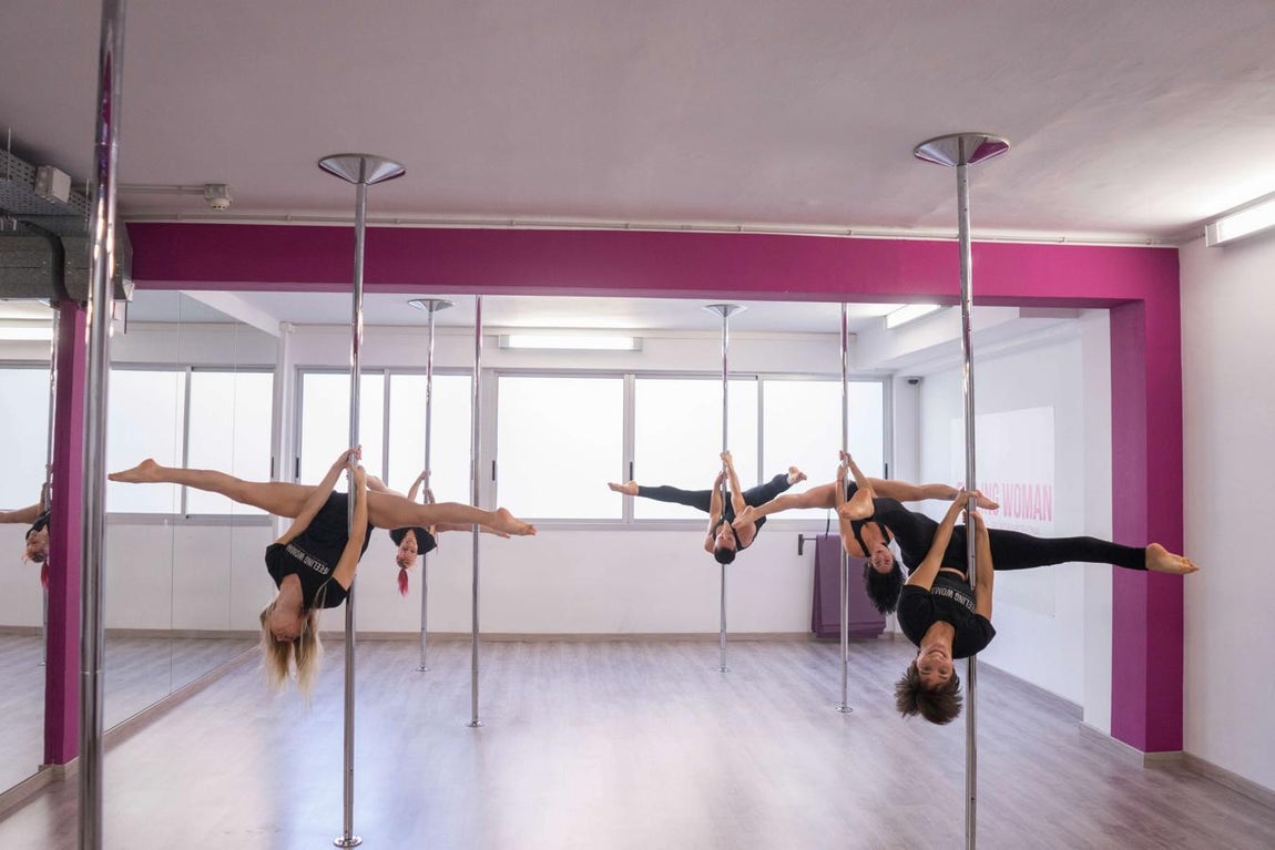 Pole Dance. El Pole Dance, también conocido como baile de tubo, ha estado fuertemente ligado con el table dance. Es una disciplina que implica que los bailarines realicen diversos movimientos en torno a un poste vertical. Sin embargo, en los últimos años ha adquirido fama y reconocimiento a nivel mundial. Es un ejercicio que requiere de gran fuerza y mucho control del cuerpo.