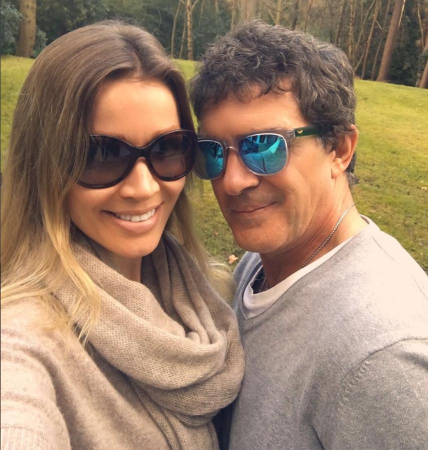 Un lujo británico. Antonio Banderas y su actual pareja Nicole Kimpel viven desde 2016 en una casa prefabricada en Surrey, una de las zonas más exclusivas del Reino Unido. La casa es una de las 200 viviendas de este tipo que el estudio de arquitectura alemán Huf Haus ha alzado en Reino Unido. El actor desembolsó 3,1 millones de euros por la vivienda hace 4 años