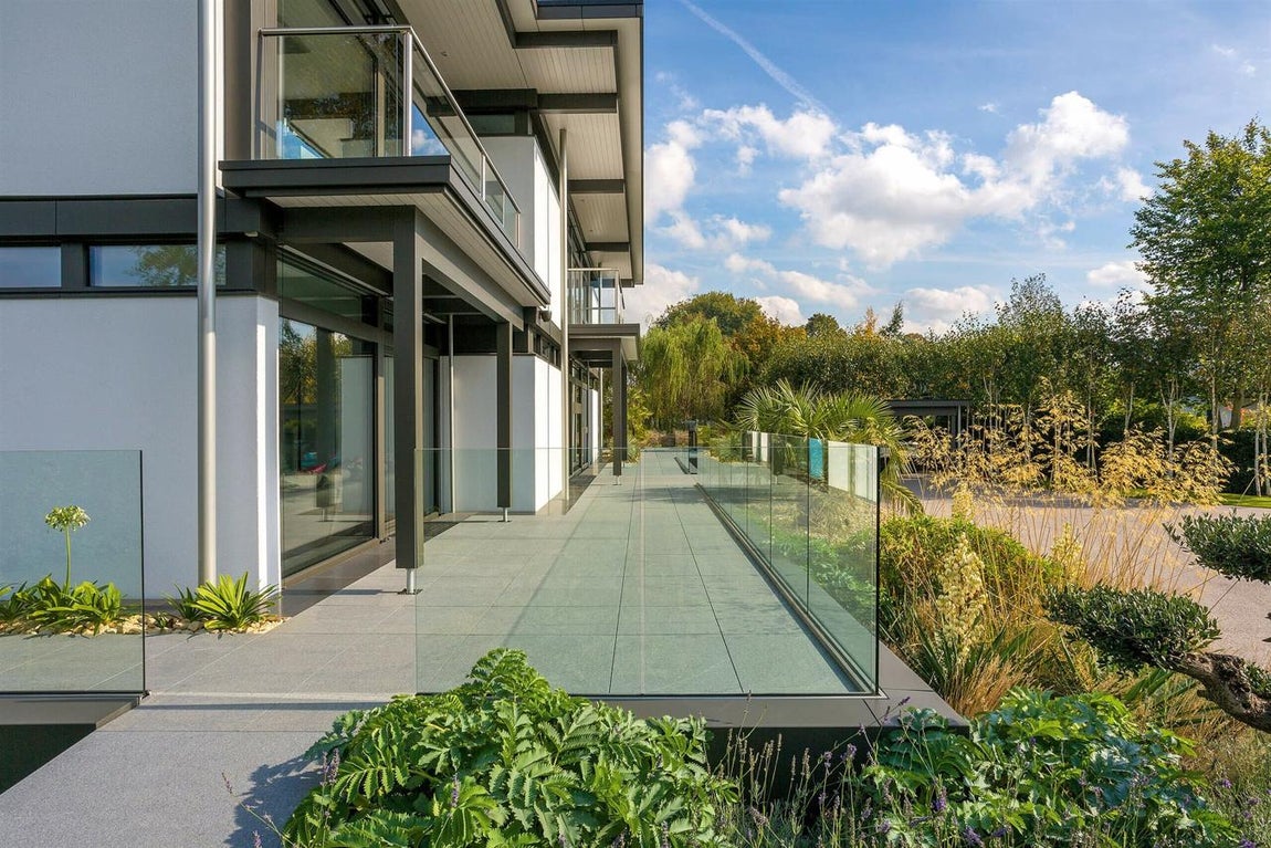 Domótica. Todas las estancias están interconectadas por soluciones de domótica punteras que cubren las necesidades de sus propietarios y facilitan el control remoto de luces, persianas, sistema de alarmas, climatización entre otras funciones. Las viviendas prefabricadas de lujo tienen cualidades vanguardistas y un compromiso de calidad con sus compradores, por eso la empresa no se compromete a vender más de 200 casas de este tipo al año