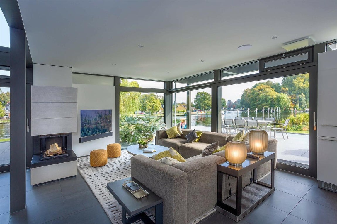 Personalizada. El interior de la casa de Antonio Banderas tiene bigas vista de color negro y una decoración sofisticada y elegante. Todas las casas del estudio siguen estilo Bauhaus, aunque los acabados y los matices de los interiores se personalizan al gusto de los clientes. El actor decidió, por ejemplo, instalar una chimenea en el salón, pavimento de piedra negra y tabiques en gris