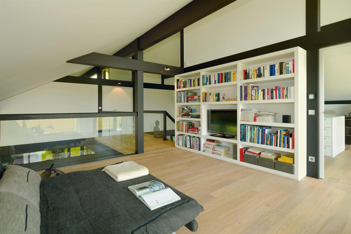 Dormitorios. La casa tiene cinco dormitorios para alojar cómodamente a los inquilinos, todos ellos son minimalistas y están decoradas con muebles modernos y secillos pero inmensamente prácticos. La estructura de la casa es de poste y viga