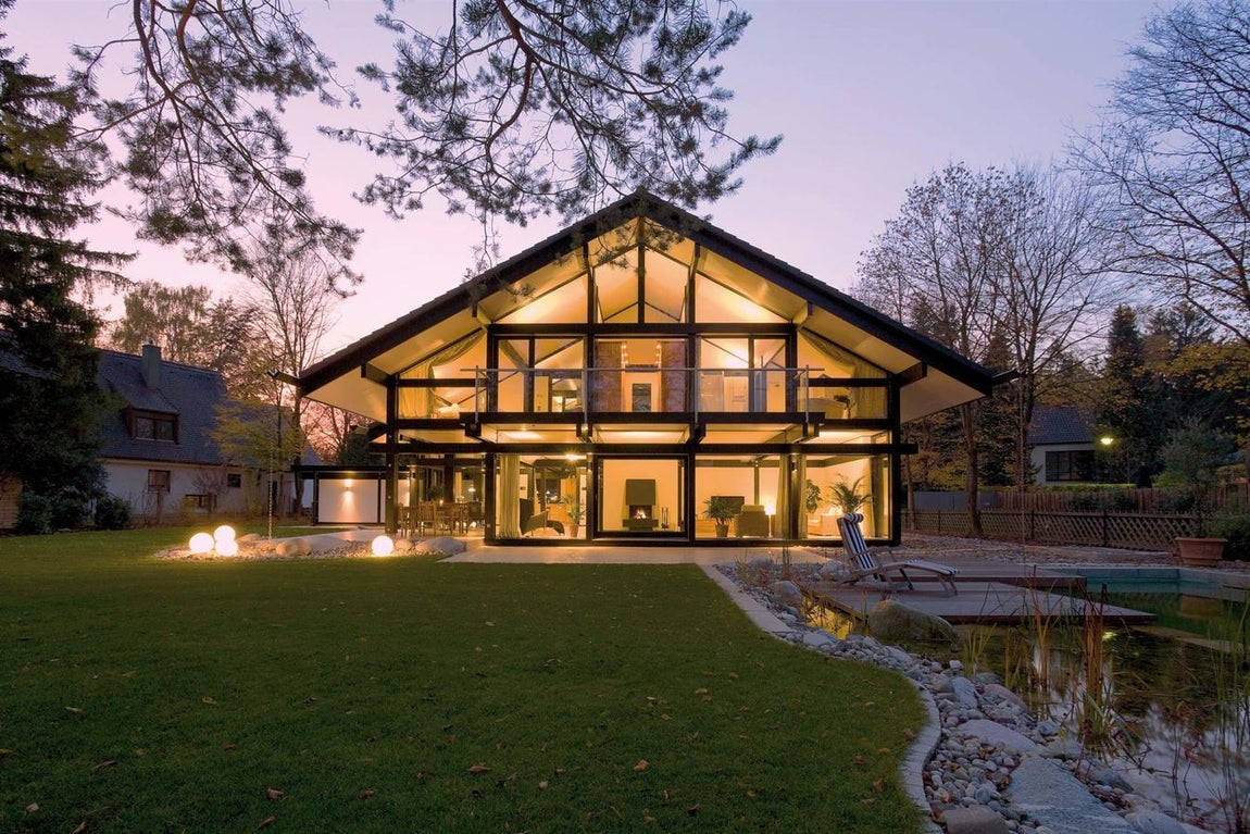 Casa de cristal. La casa del intérprete está a 30 km de Londres y tiene tres plantas rematadas por una cubierta a dos aguas. Su fachada está construida con paneles de vidrio que aprovechan todos los recursos lumínicos de su entorno y permite a la pareja vivir en un contacto visual constante con la naturaleza que los rodea