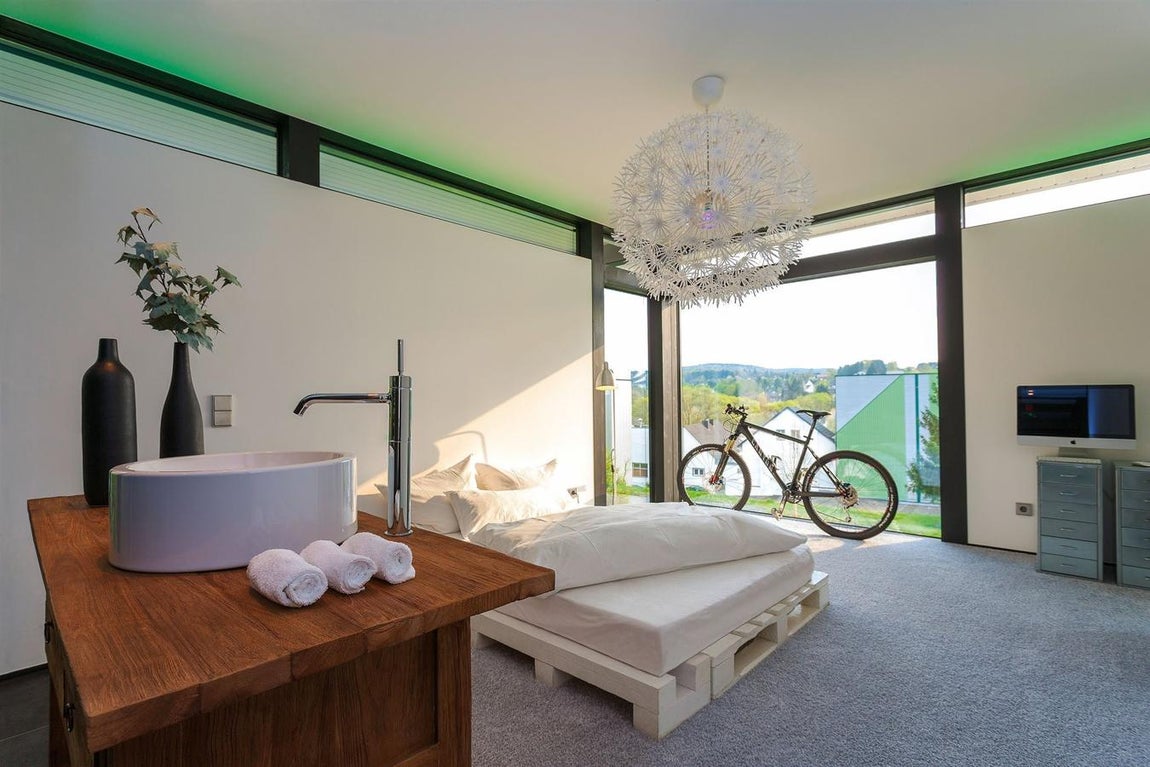 Suite principal. La suite principal de Banderas tiene su propio vestidor y un cuarto de baño con sauna, una posibilidad heredada de la tradición nórdica que ofrece la empresa alemana. El último lujo que el actor integró en su dormitorio fue una obra auténtica de Banksy