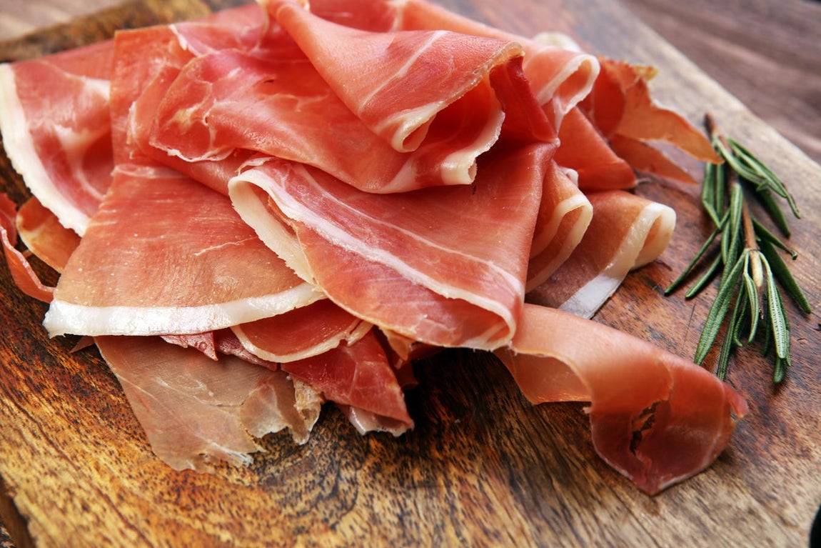 Jamón serrano. Según la BEDCA, el jamón serrano aporta 28,8 gramos por cada 100 gramos del producto.