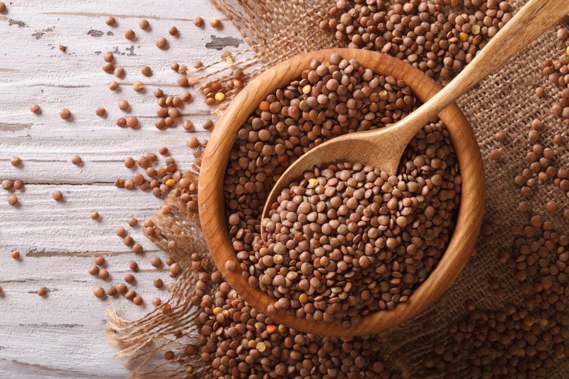 Lentejas. ¿Sabías que las lentejas son una principal fuente de proteína vegetal? Aportan 24,7 gramos por cada 100 gramos.