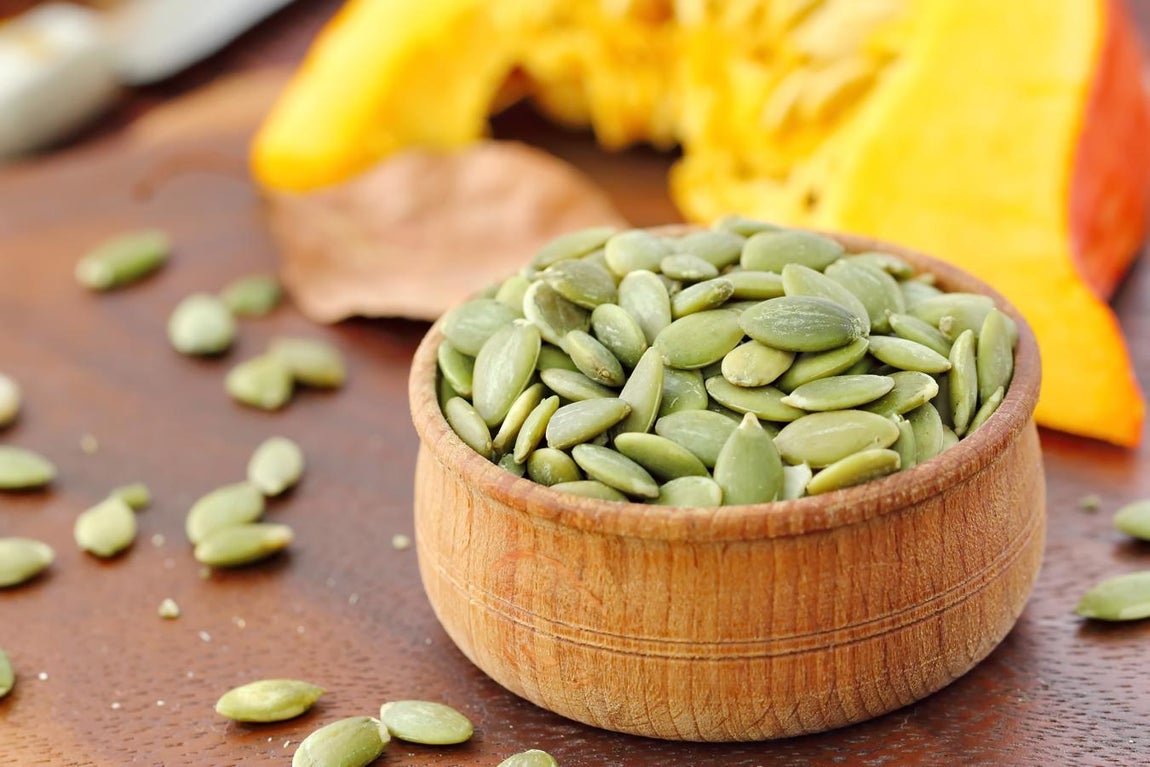 Pipas de calabaza. Las pipas de calabaza, con proteínas vegetales, aportan 30,23 gramos por cada 100 gramos del productos, según la BEDCA.