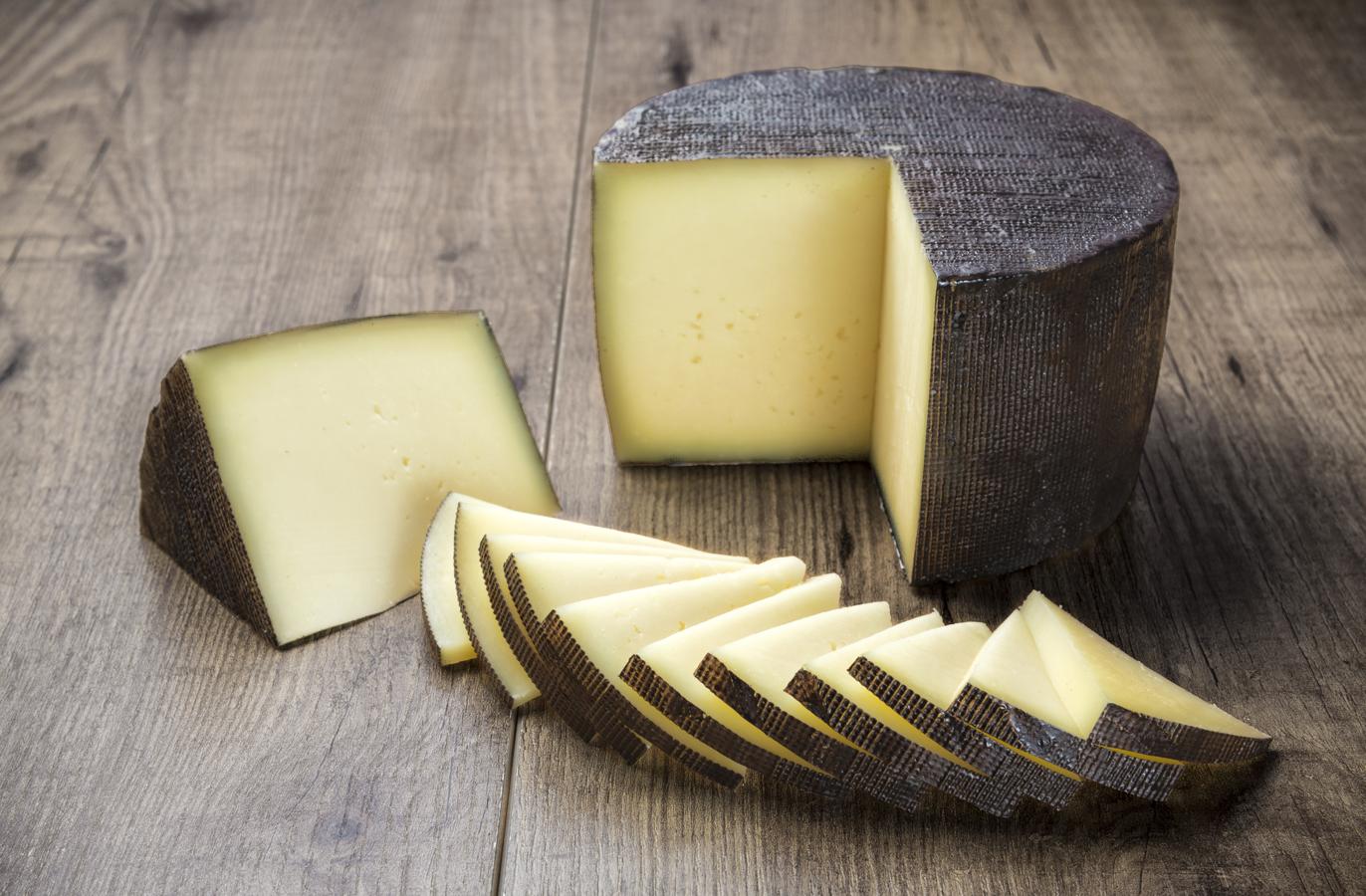 Queso curado. Los quesos, de procedencia animal, son una fuente rica en proteínas, y este en concreto copa la lista con 35,7 gramos por cada 100 gramos de queso, según datos de la BEDCA.