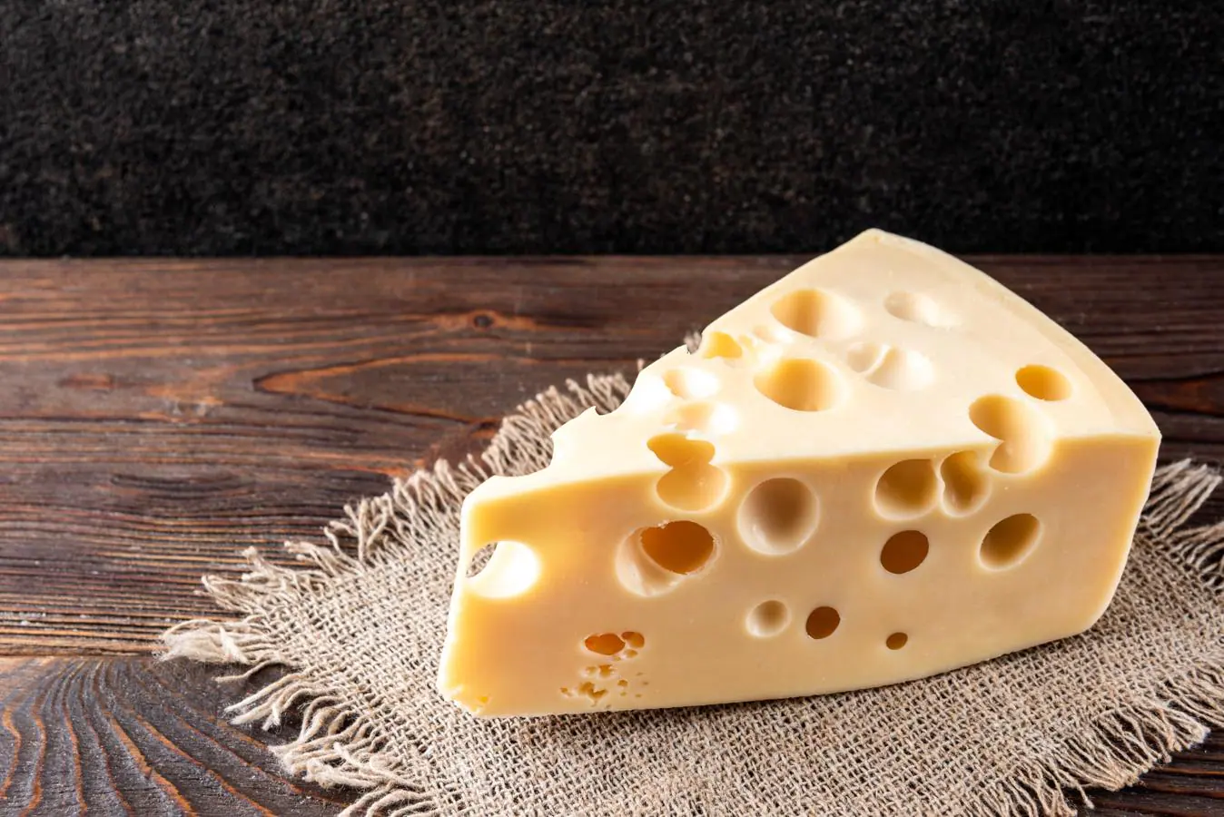 Queso emmental. El queso emmental también es muy rico en proteínas: 27,3 gramos por cada 100 gramos de queso emmental.