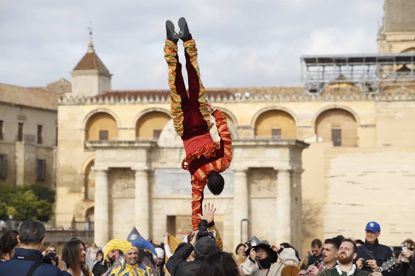 El primer días del Mercado de las Tres Culturas de Córdoba, en imágenes