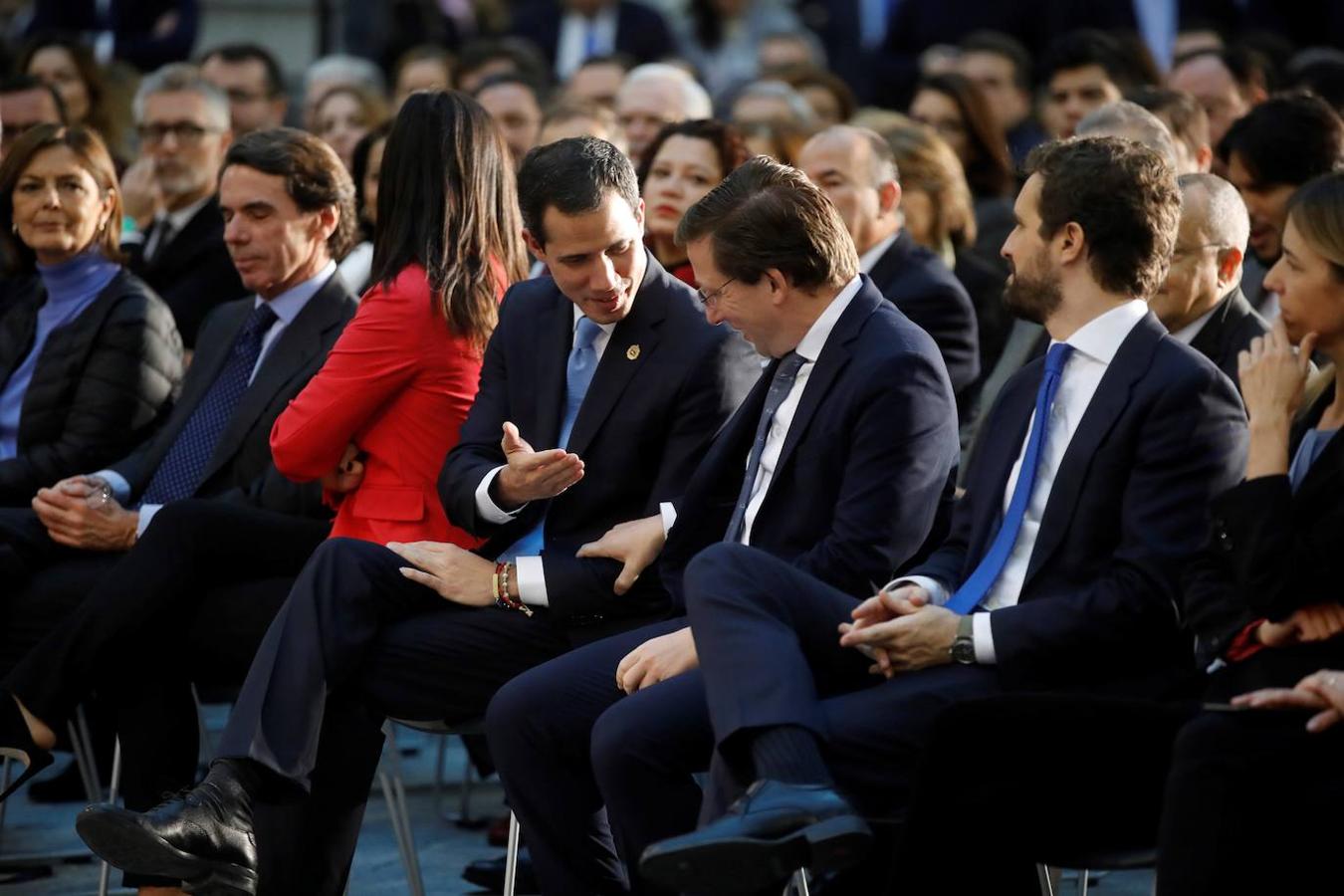 La visita de Juan Guaidó a Madrid, en imágenes. Al acto del Ayuntamiento de Madrid también ha acudido el expresidente del Gobierno, José María Aznar (izda de la foto)