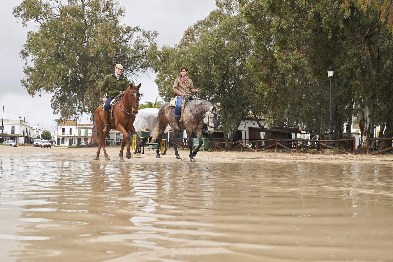 En imágenes, la lluvia desluce la peregrinación de Triana a El Rocío