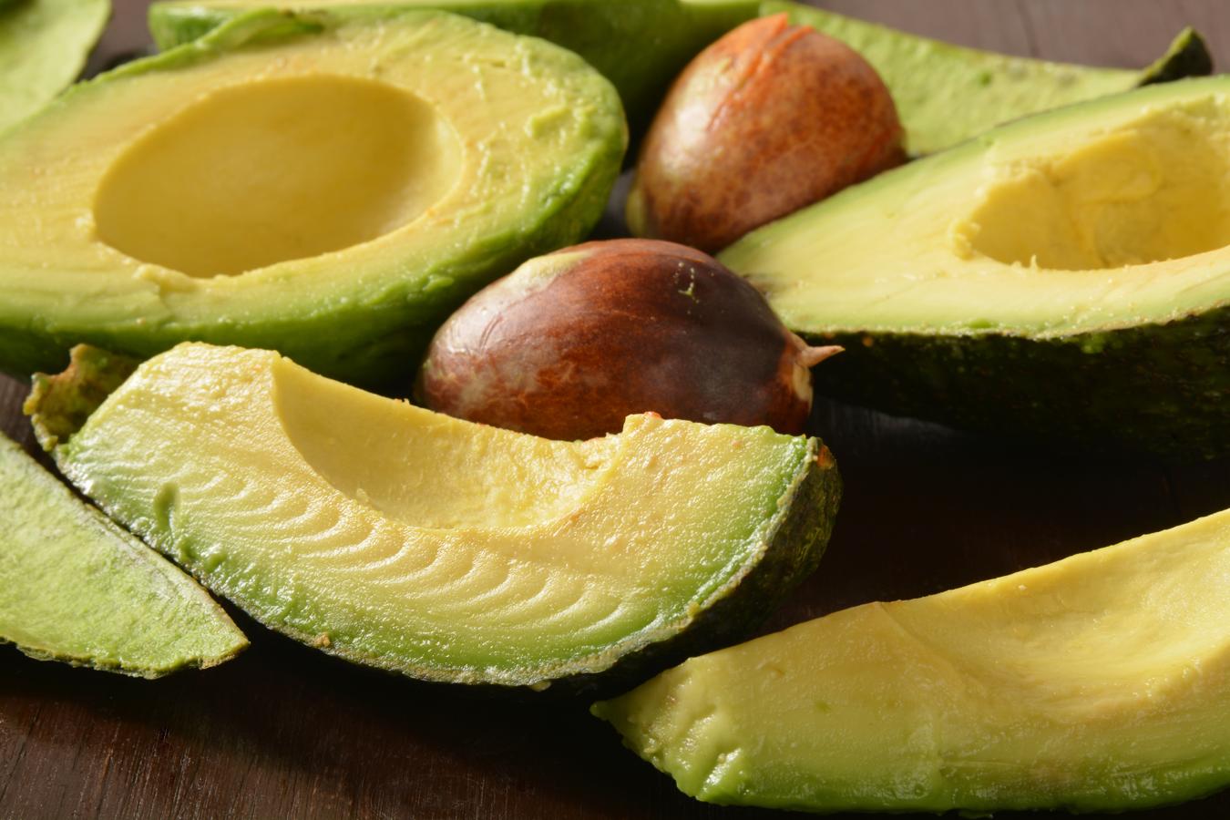 Aguacate. El <a href="https://www.abc.es/bienestar/alimentacion/abci-beneficios-aguacate-201909241105_noticia.html" target="_blank">aguacate </a>necesita de temperaturas muy cálidas, por lo cual se cultiva muy poco en la península, aunque puede encontrarse durante todo el año. El truco para saber su punto de madurez es quitarle el botón superior y mirar el color del fruto. Si es verde, aún está duro. Si el aguacate es marrón, está pasado. Si es amarillo está listo para comer.