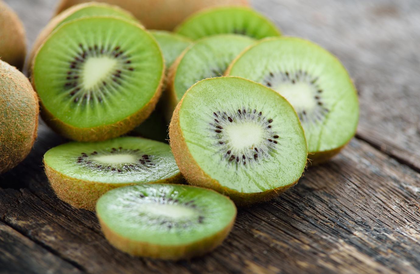 Kiwi. Esta fruta se conserva a temperatura ambiente sin deshidratarse hasta 15 días. Madura en invierno y se come de octubre a marzo. En los supermercados puede encontrarse todo el año. Entre sus propiedades, según dice la BEDCA, destaca su aporte de vitamina C (más del doble que la naranja) y fibra, que favorece el tránsito intestinal.