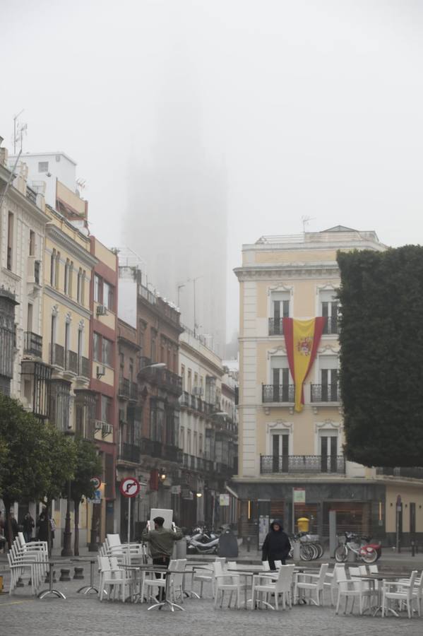 Sevilla ha despertado este lunes cubierta de una densa niebla