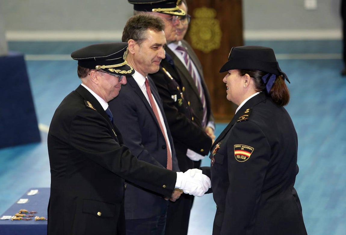 La subinspectora María Cristina Murial Rodríguez recibe su medalla. La  subinspectora María Cristina Muriel Rodríguez, recibiendo su medalla