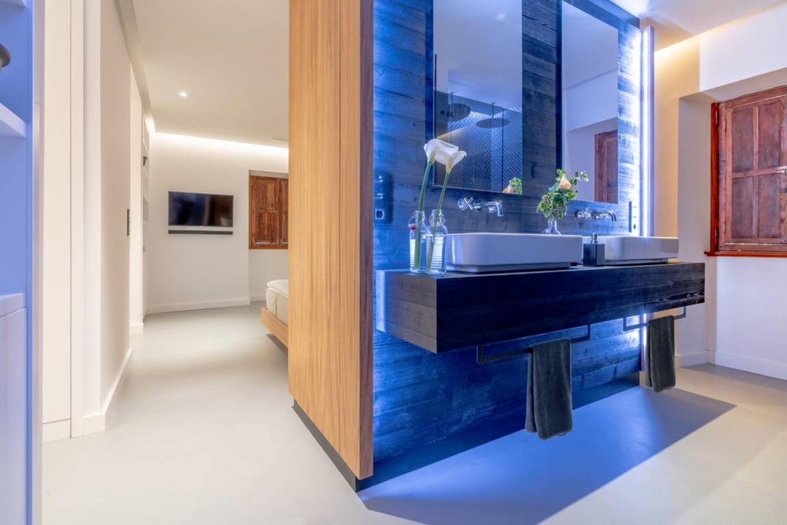 Faro de Punta Cumplida. El Faro de Punta Cumplida bridaría al actor un marco excepcional para contemplar los mejores atardeceres de la isla. En las zonas comunes hay un jardín de 5.000 metros cuadrados con una barbacoa y  una plataforma para practicar yoga