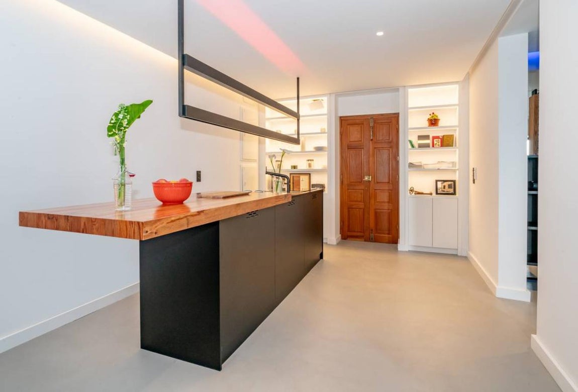 Faro de Punta Cumplida. Cinco de los actores nominados ya han confirmado que dormirán en el faro, pero todavía se desconocen tanto los nombres como las fechas en las que acudirán a la isla. De ser Brad Pitt uno de ellos, dormirá en uno de los selectos apartamentos del club de hoteles con encanto Rusticae. El grupo cuida a sus ilustres huéspedes con mucho mimo: todos los elementos están elegidos al detalle, desde la arquitectura a la decoración y los artículos de lujo. Las sábanas de la cama, por ejemplo, son de seda