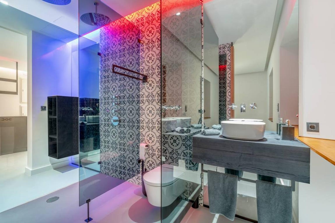 Faro de Punta Cumplida. El cuarto de baño se ilumina bajo los principios de la cromoterapia, está decorado con piezas en tonos grises con azulejos que situarán a sus visitantes internacionales en una atmósfera hispana. Los elementos con los que se reformó el interior son autóctonos y para aprovechar al máximo el espacio y crear la atmósfera apropiada se utilizaron paneles de vidrio para diferenciar ambientes