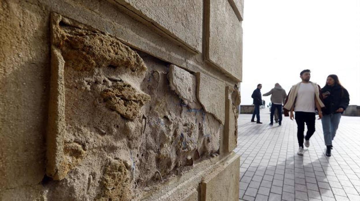 El estado de la Puerta del Puente de Córdoba, en imágenes