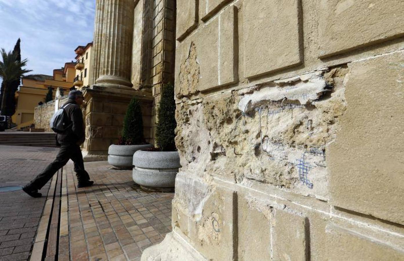 El estado de la Puerta del Puente de Córdoba, en imágenes