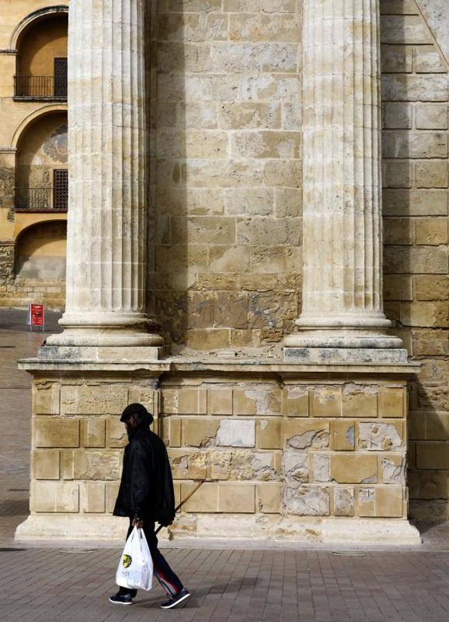 El estado de la Puerta del Puente de Córdoba, en imágenes