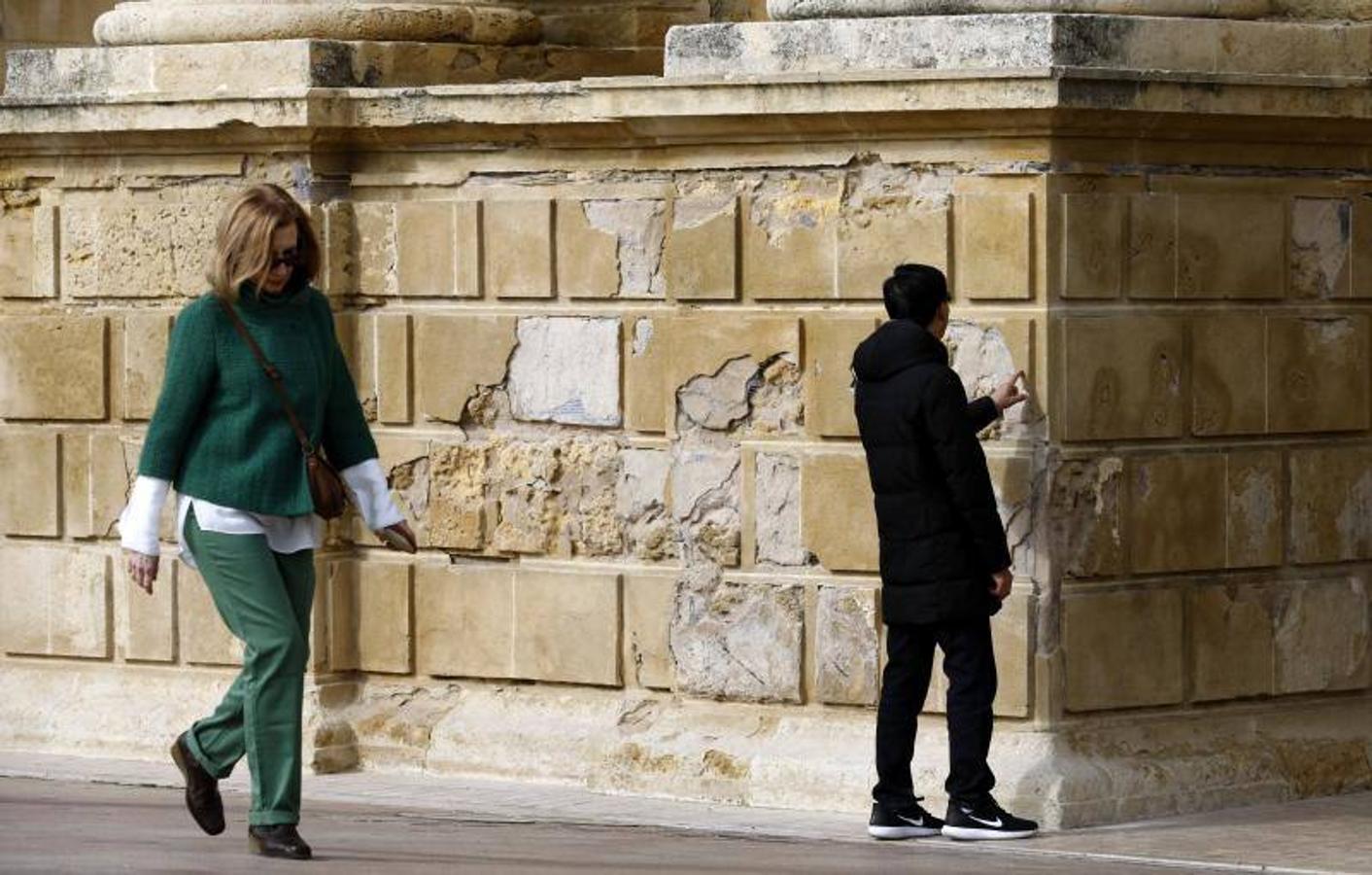 El estado de la Puerta del Puente de Córdoba, en imágenes