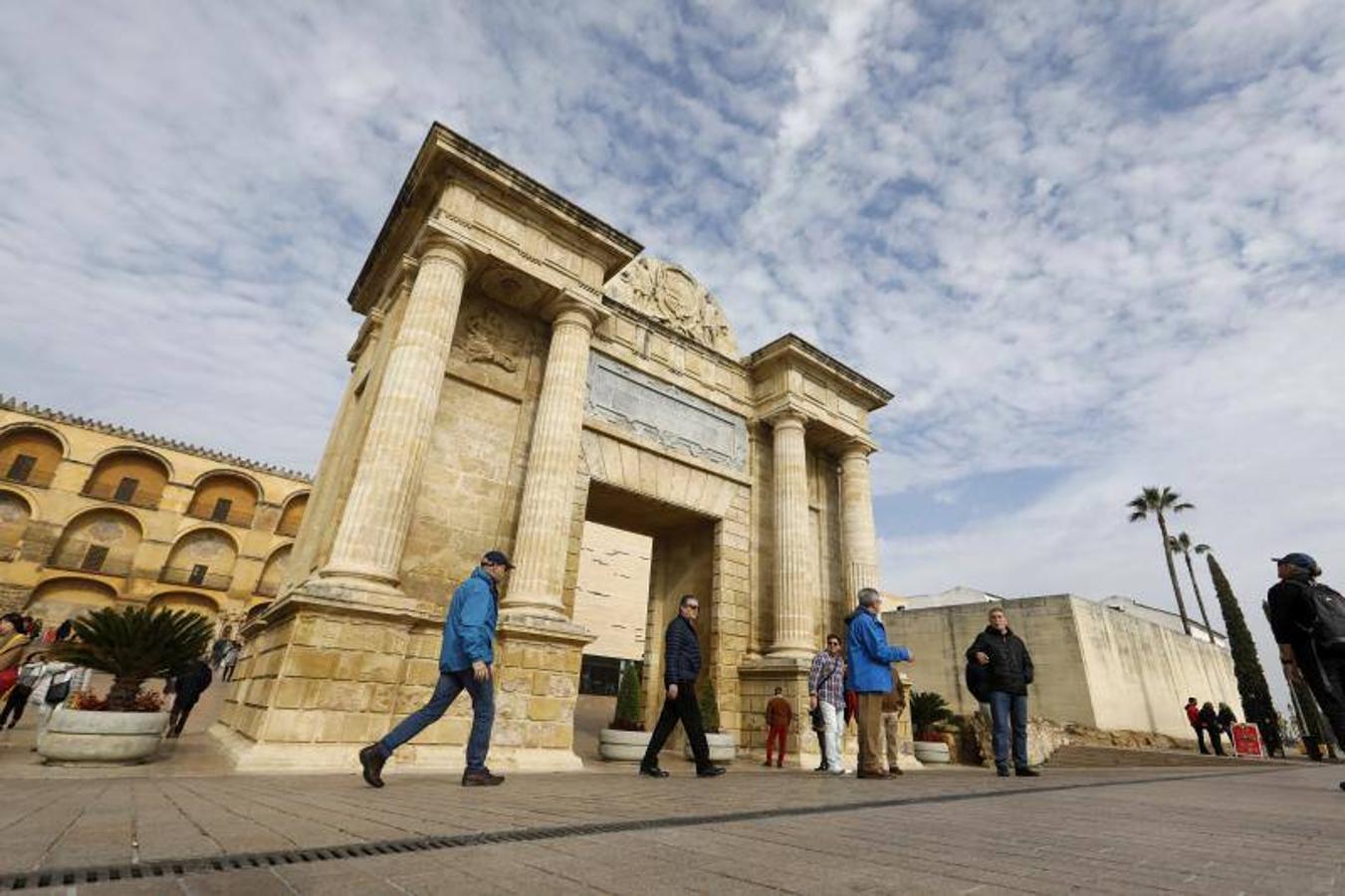 El estado de la Puerta del Puente de Córdoba, en imágenes