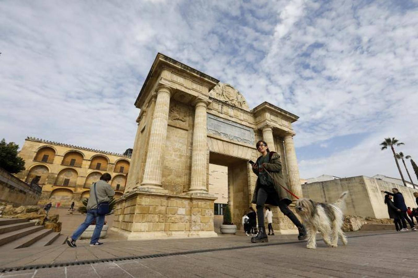 El estado de la Puerta del Puente de Córdoba, en imágenes