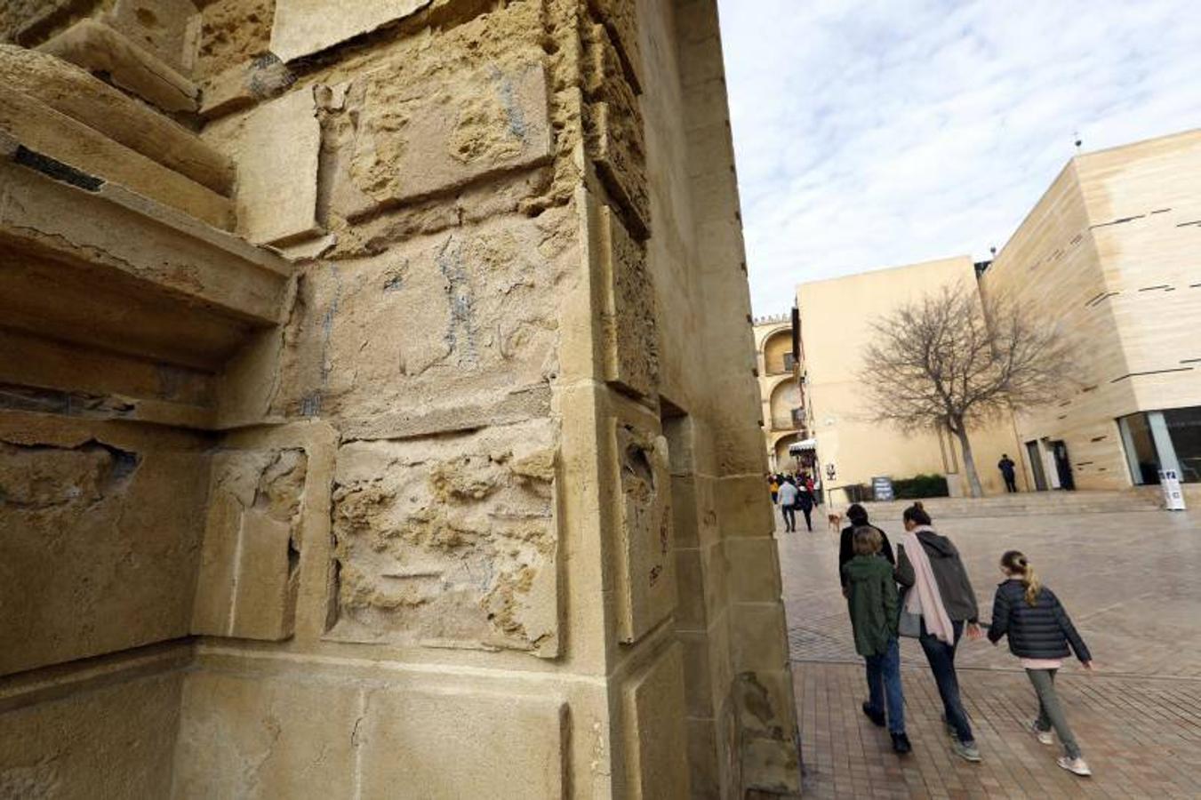 El estado de la Puerta del Puente de Córdoba, en imágenes