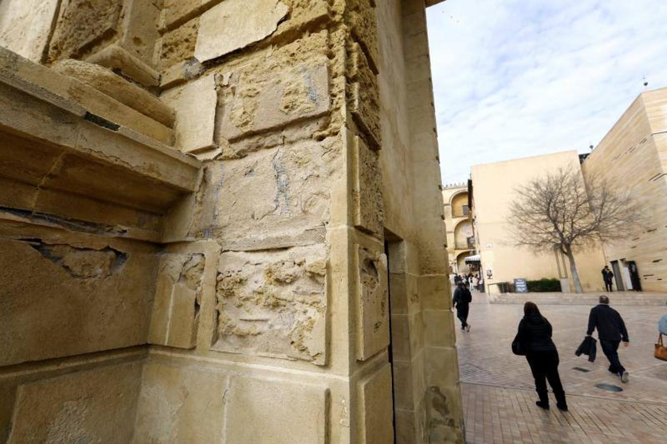 El estado de la Puerta del Puente de Córdoba, en imágenes