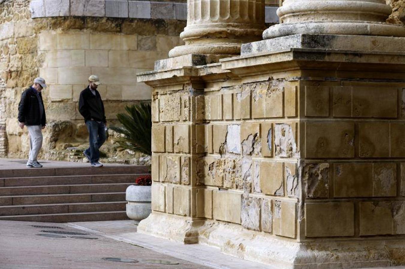 El estado de la Puerta del Puente de Córdoba, en imágenes