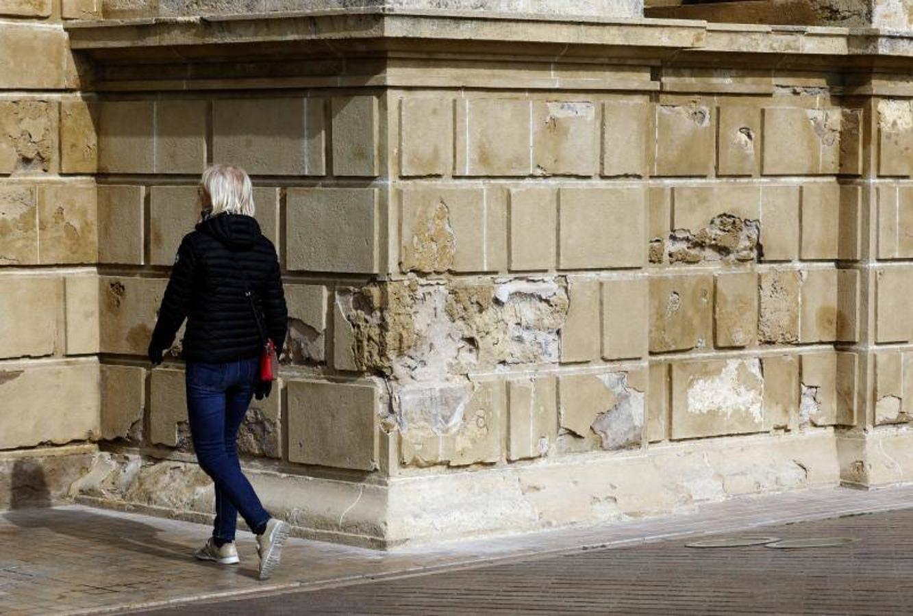 El estado de la Puerta del Puente de Córdoba, en imágenes