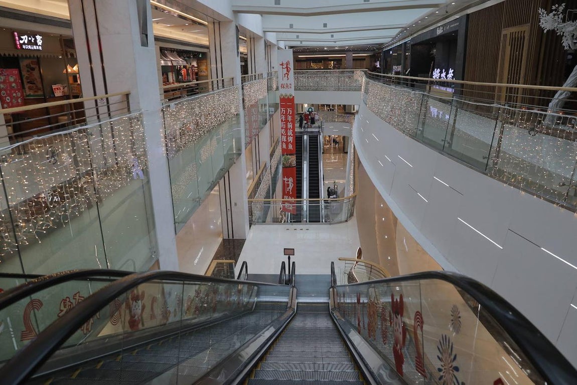 El interior de una galería comercial tras la alarma por el coronavirus en Pekín. 